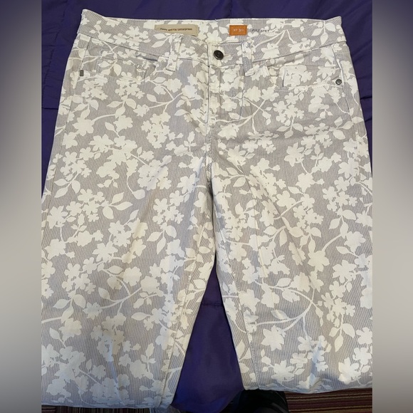 Pilcro & the Letterpress Stet Gray Floral Crop Pants - Picture 10 of 11